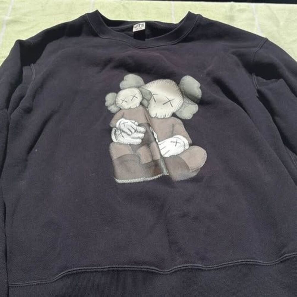 Uniqlo UT x KAWS Sweatshirt